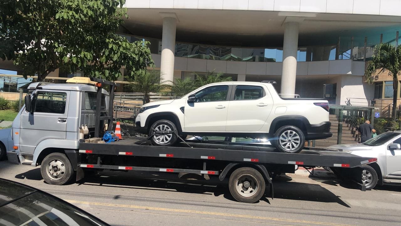 Caminhão guincho plataforma da Senna Guincho realizando reboque seguro de caminhonete em Vitória